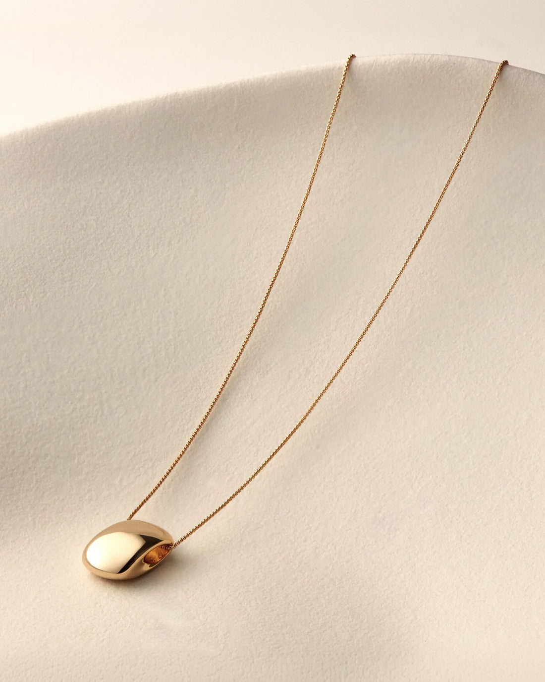 Leon Pendant Necklace Gold